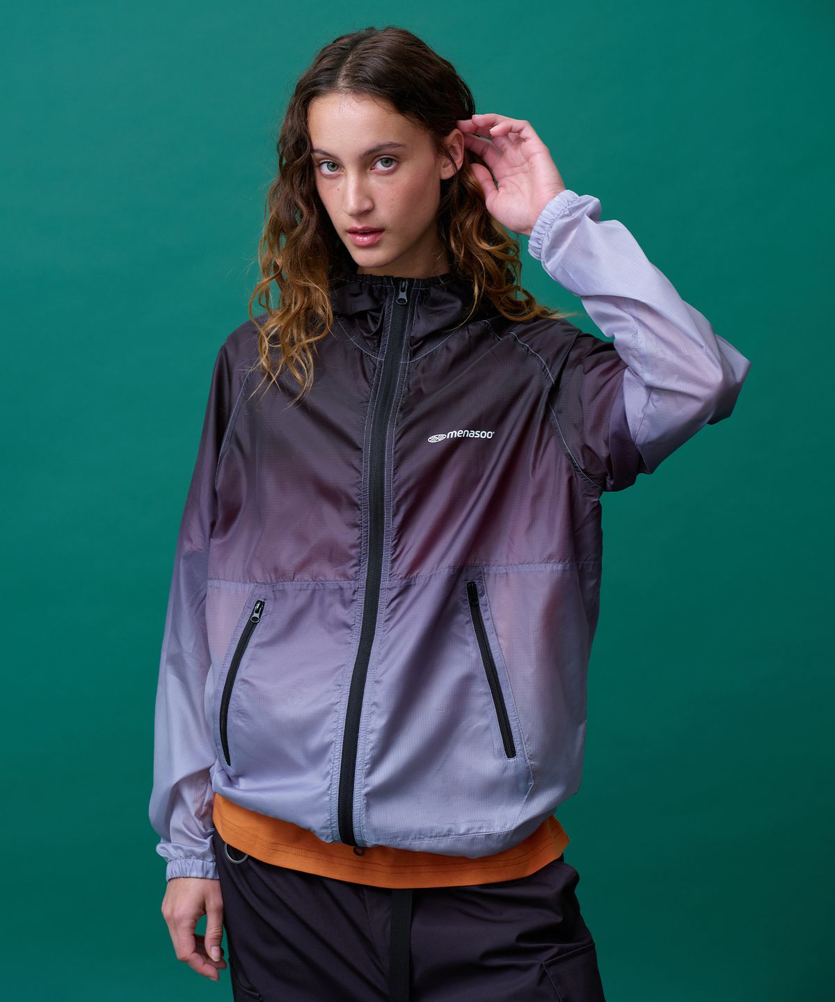 미나수(MENASOO) Unisex Gradient Windbreaker High Neck Jumper_Black