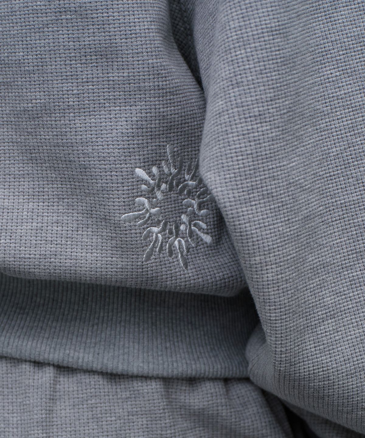 미나수(MENASOO) Snap Waffle Sweatshirt_Melange Gray