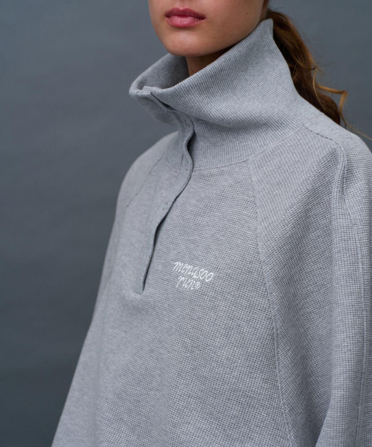 미나수(MENASOO) Snap Waffle Sweatshirt_Melange Gray