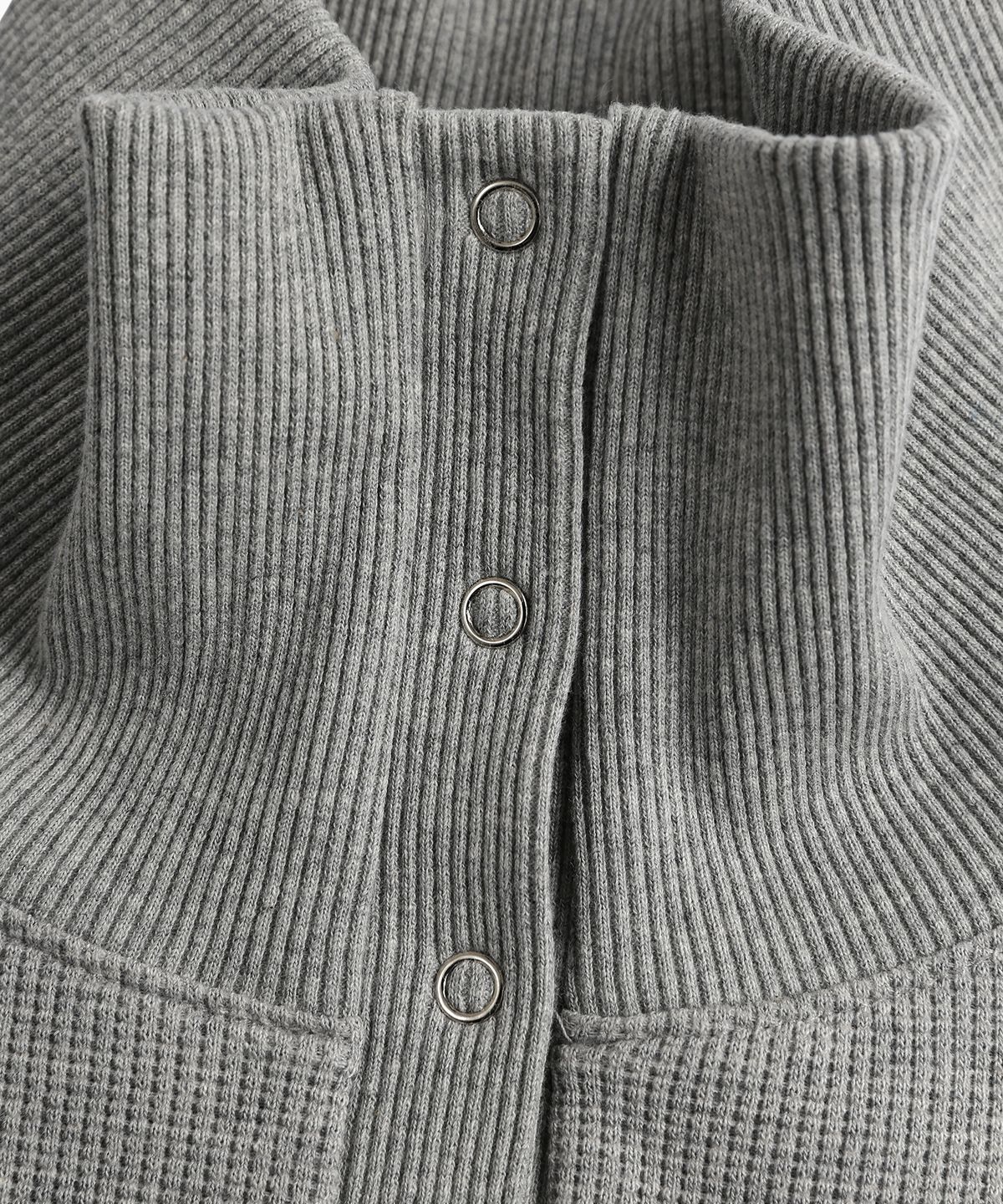 미나수(MENASOO) Snap Waffle Sweatshirt_Melange Gray