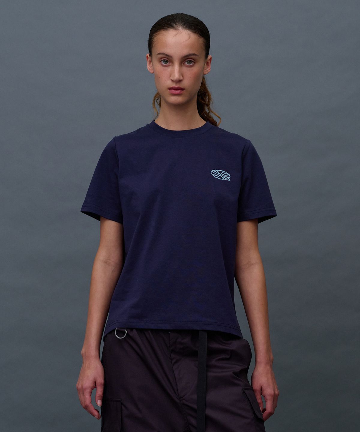 미나수(MENASOO) Run Symbol Sorona T Shirt (Basic Fit)_Navy