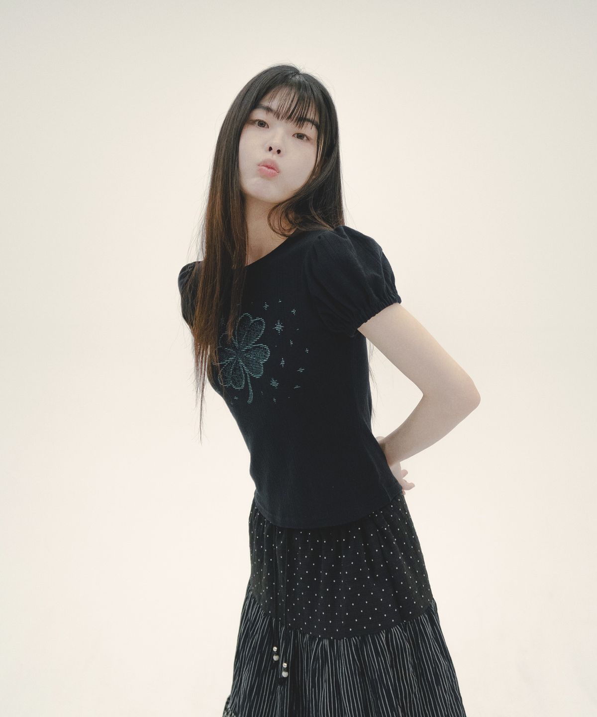 미헤브(MIHEV) 포인텔 클로버 퍼프 티셔츠 블랙 민트