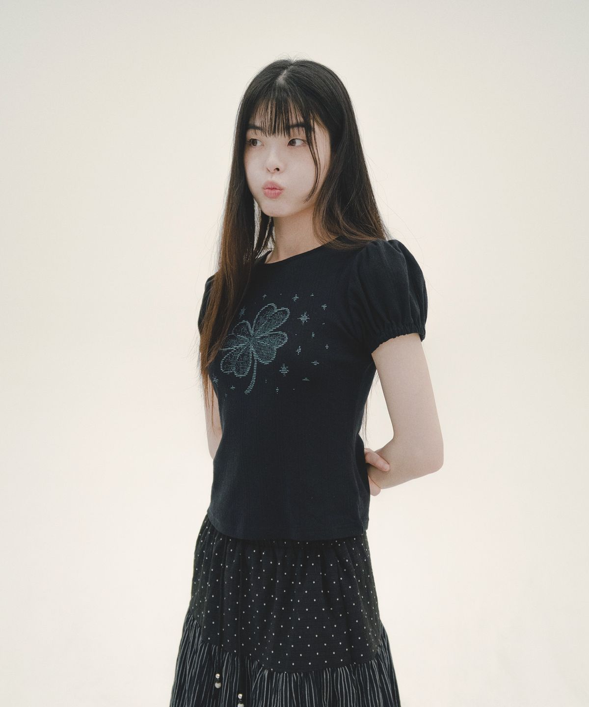 미헤브(MIHEV) 포인텔 클로버 퍼프 티셔츠 블랙 민트
