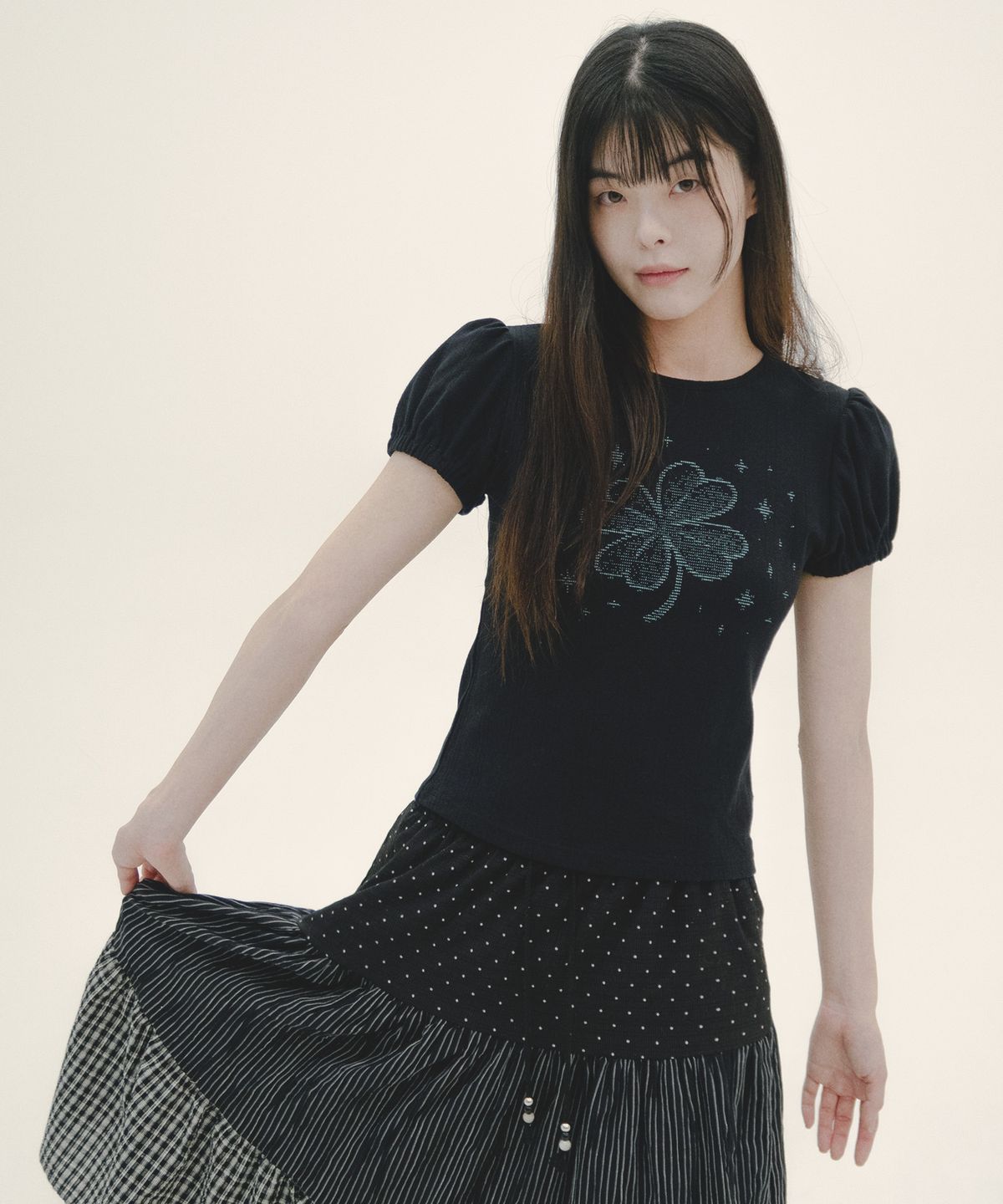 미헤브(MIHEV) 포인텔 클로버 퍼프 티셔츠 블랙 민트