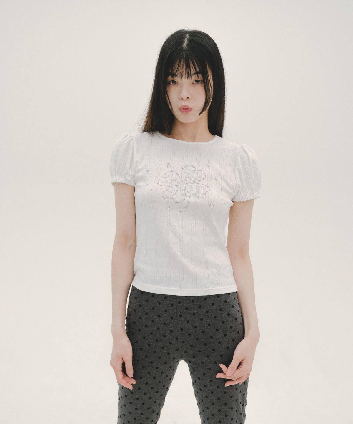 미헤브(MIHEV) 포인텔 클로버 퍼프 티셔츠 화이트
