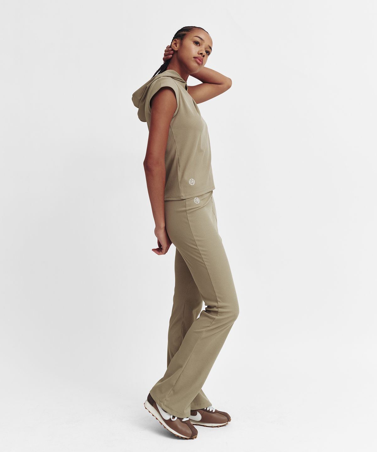 미나수(MENASOO) Move Fit Bootcut Ribbed Pants_Beige
