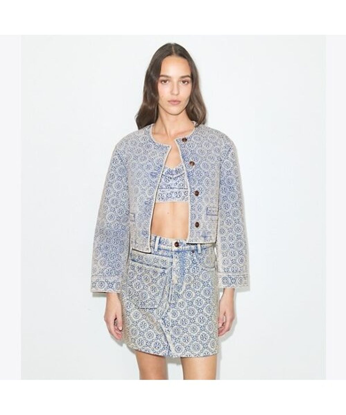 토리버치(TORYBURCH) 티 모노그램 데님 자켓 - 블리치드 워시 티 모노그램
