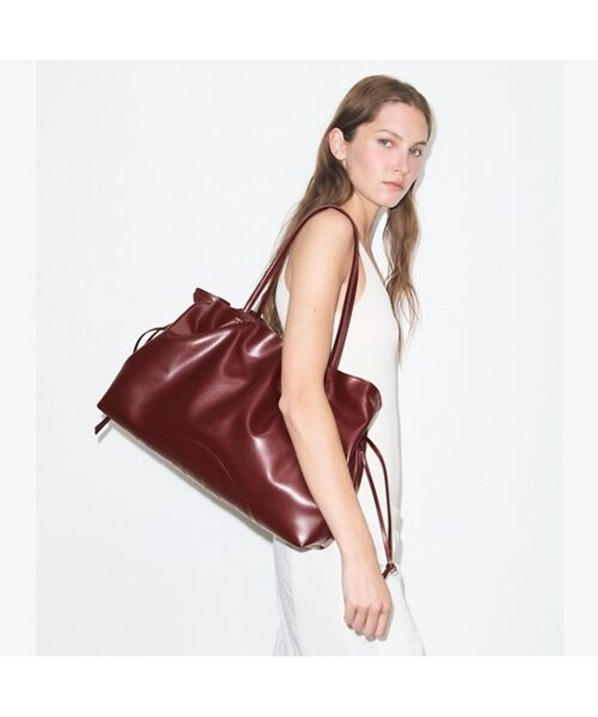 토리버치(TORYBURCH) 엘라 리사이클 드로스트링 토트 - 멀롯