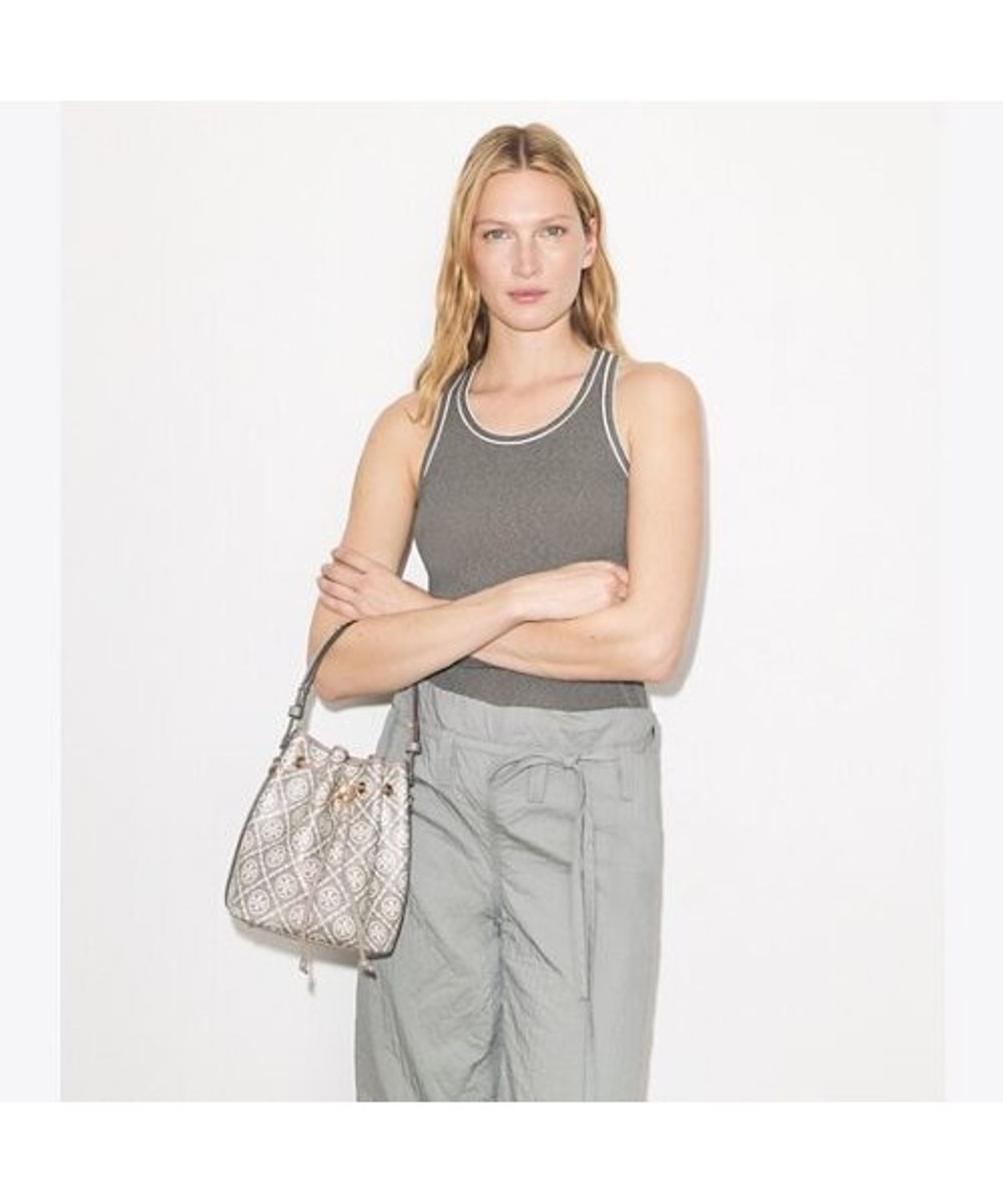 토리버치(TORYBURCH) 티 모노그램 코티드 자카드 버킷백 - 차콜