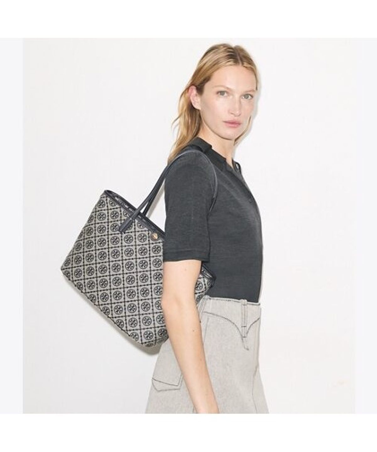 토리버치(TORYBURCH) 티 모노그램 스몰 집 토트 - 토리 네이비