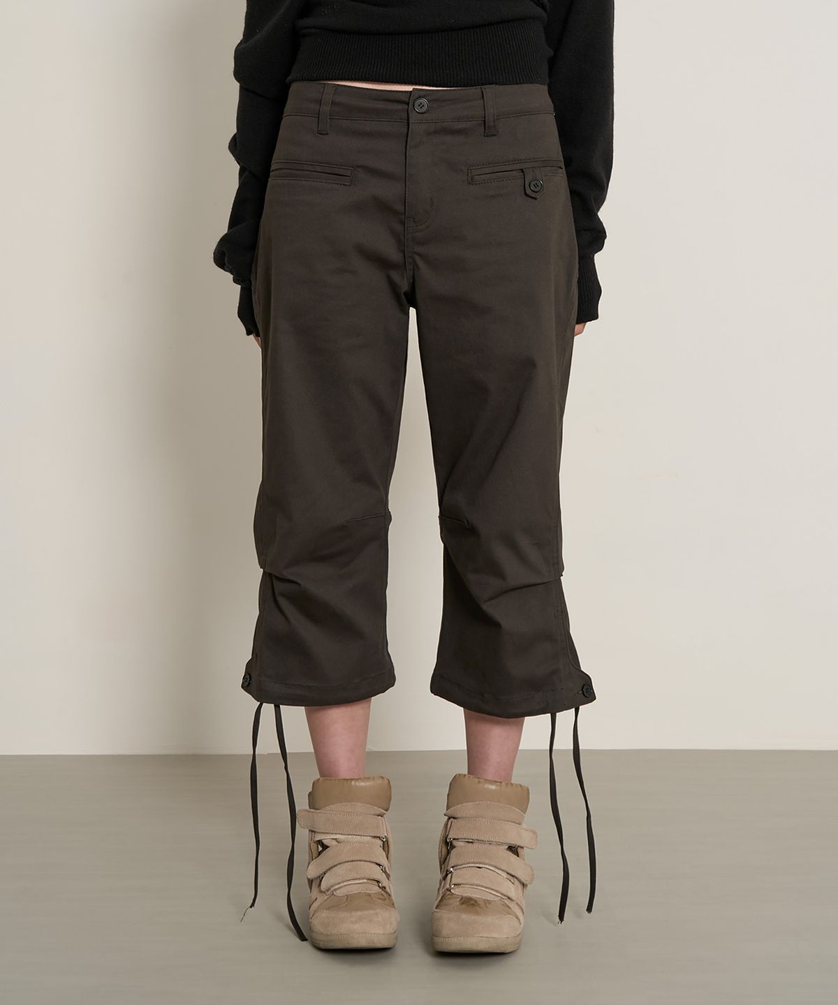 페플리(PEPLEE) Back Flap Curved Capri Pants (Charcoal)