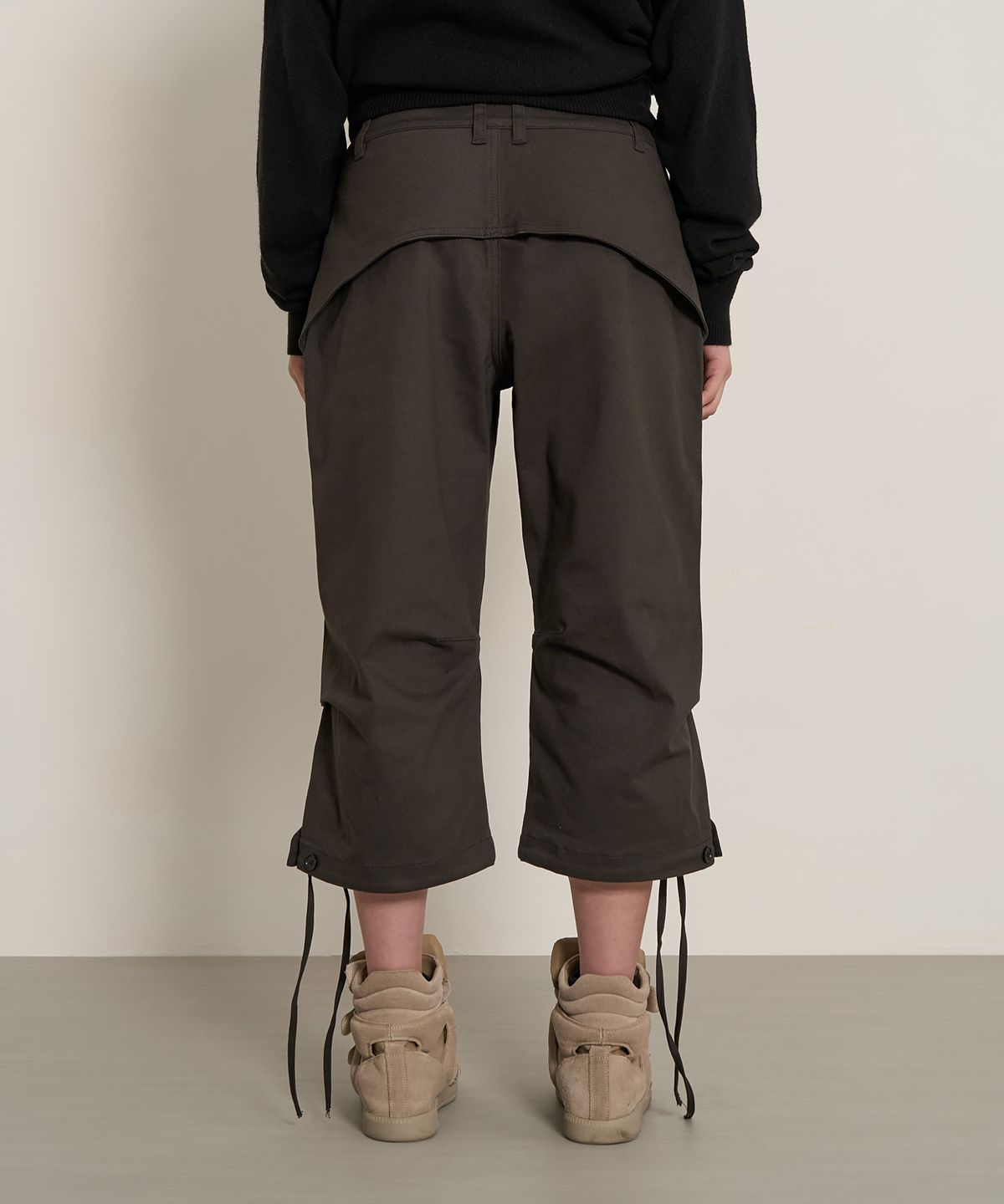 페플리(PEPLEE) Back Flap Curved Capri Pants (Charcoal)