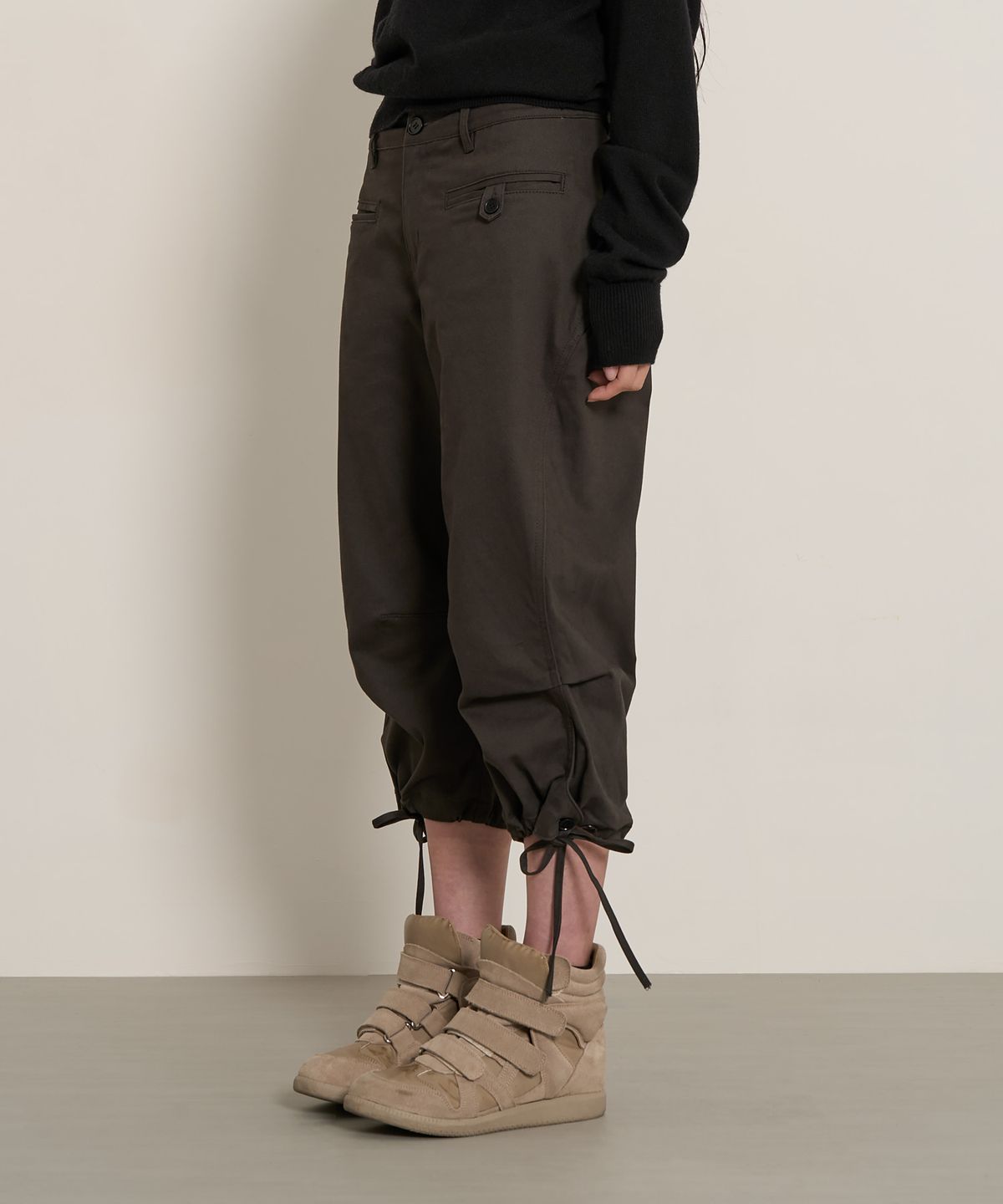 페플리(PEPLEE) Back Flap Curved Capri Pants (Charcoal)