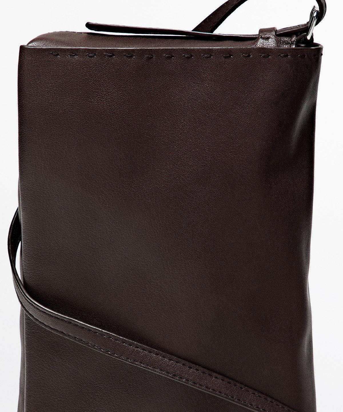 마시모두띠(MASSIMO DUTTI) 나파 가죽 스티치 디테일 크로스백