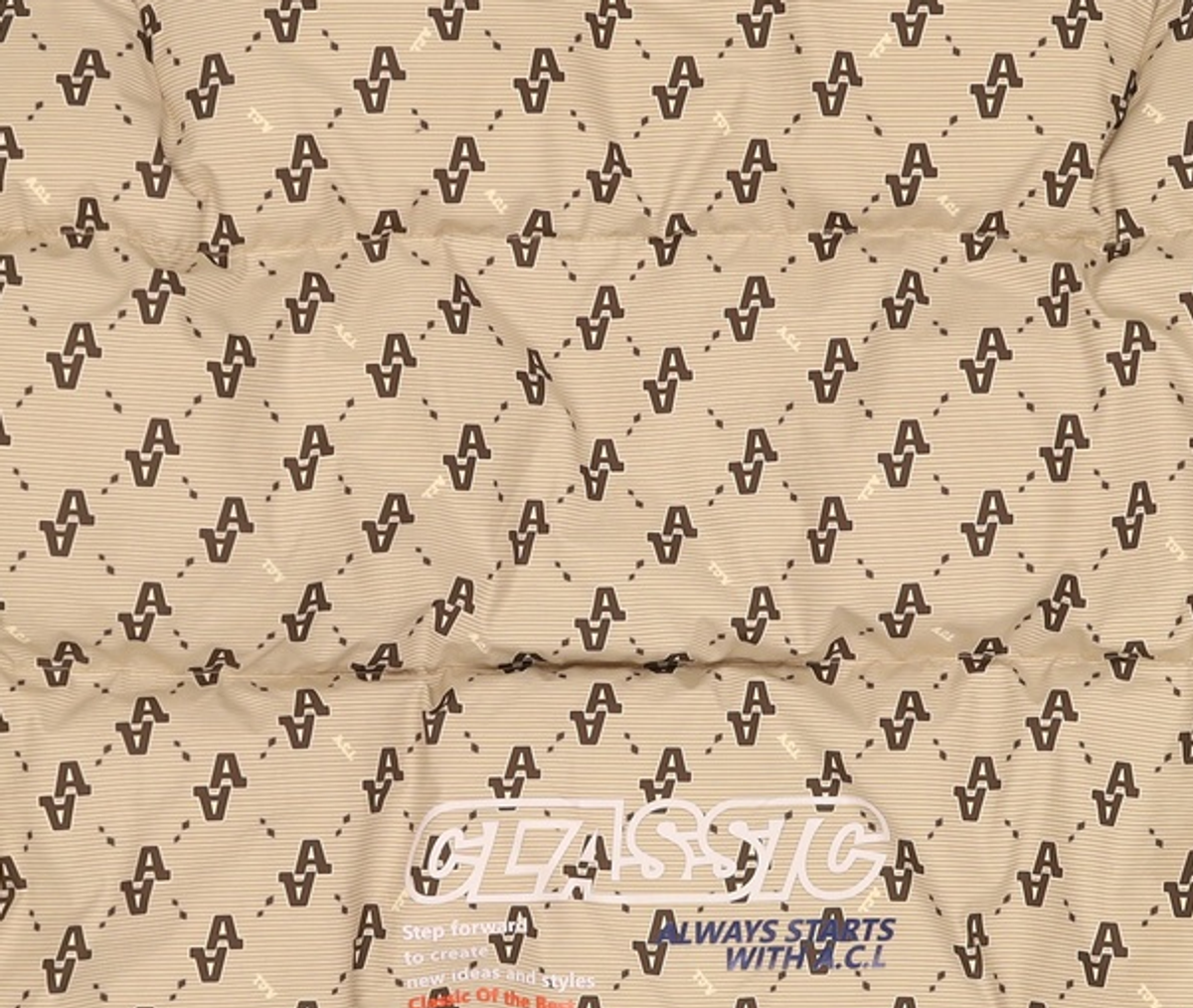 아키클래식(AKIII CLASSIC) 칩멍크 모노그램 구스다운 점퍼 베이지 M