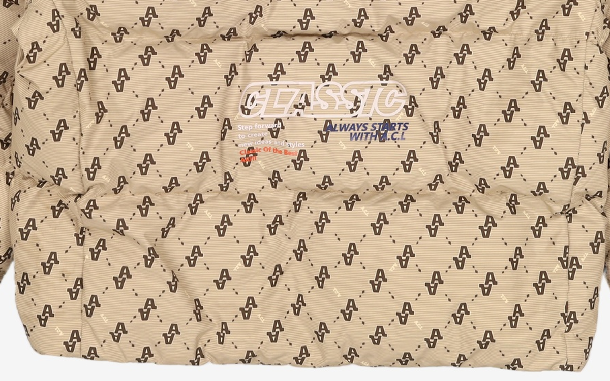 아키클래식(AKIII CLASSIC) 칩멍크 모노그램 구스다운 점퍼 베이지 M