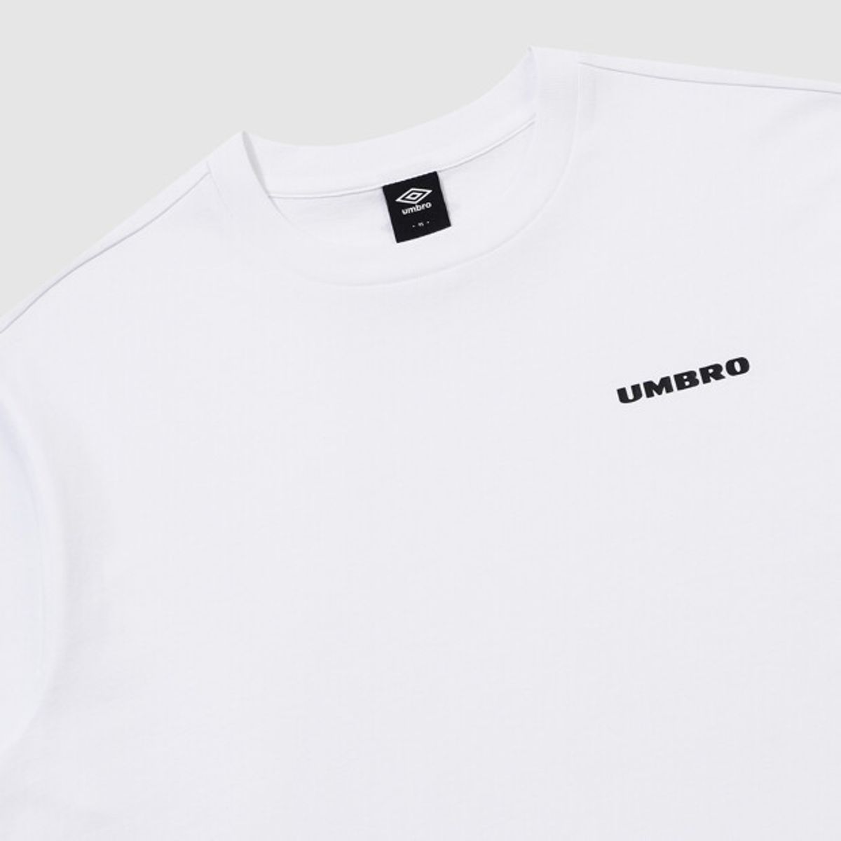 엄브로(UMBRO) 컴팩트 오버핏 반팔 티셔츠 화이트 UR321CRS73
