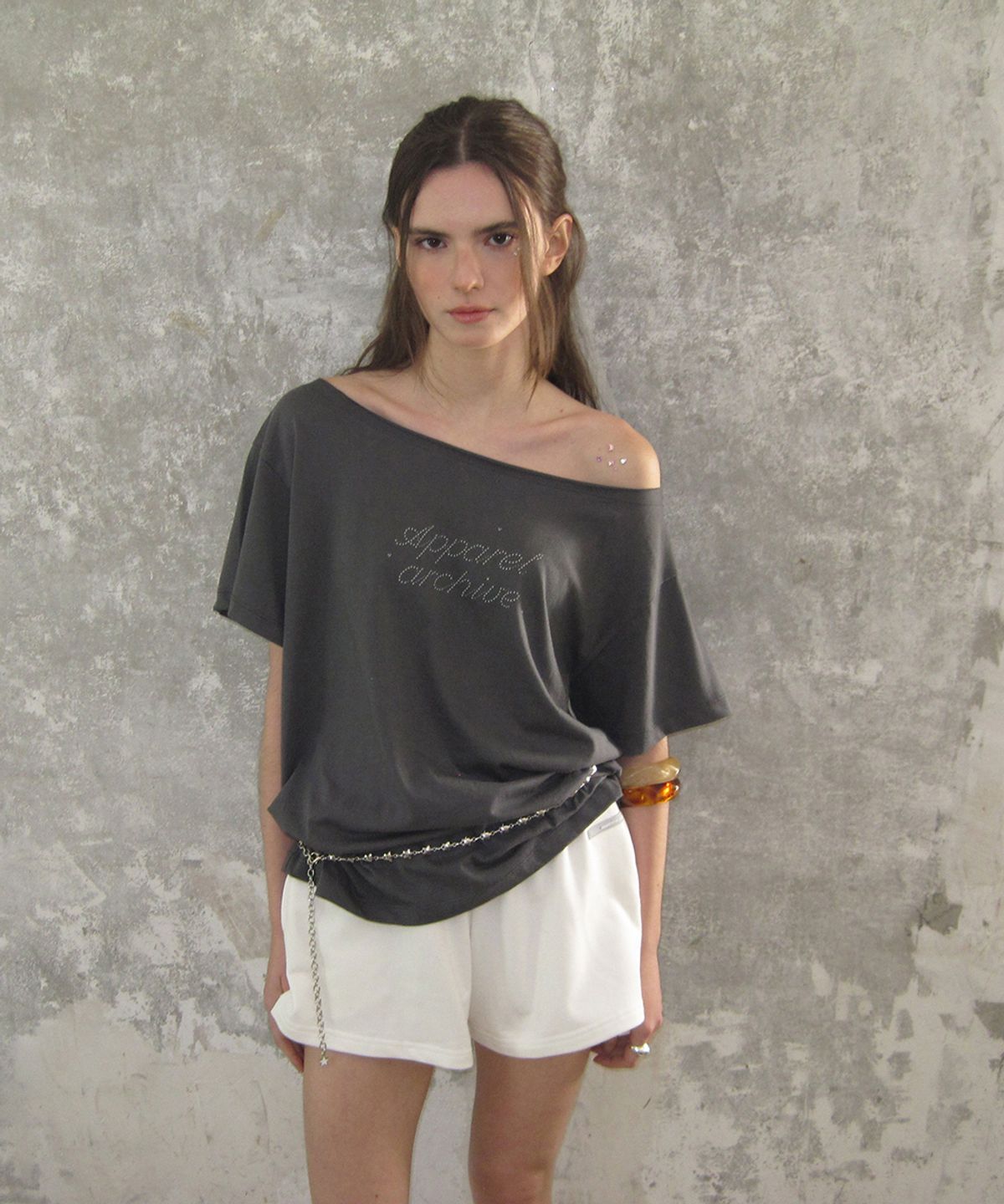 어패럴아카이브(APPAREL ARCHIVE) Nova off-shoulder t-shirt - Charcoal
