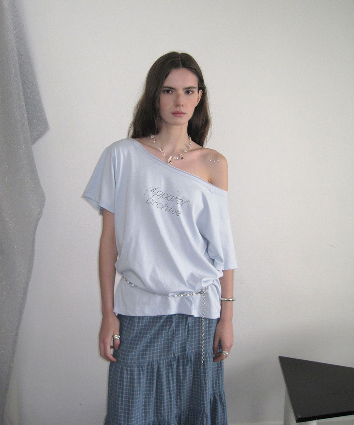 어패럴아카이브(APPAREL ARCHIVE) Nova off-shoulder t-shirt - Skyblue
