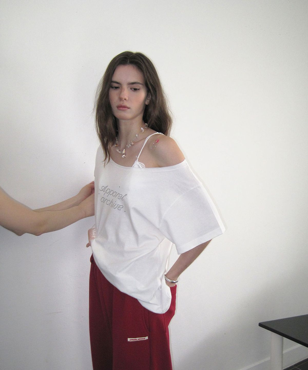 어패럴아카이브(APPAREL ARCHIVE) Nova off-shoulder t-shirt - Ivory