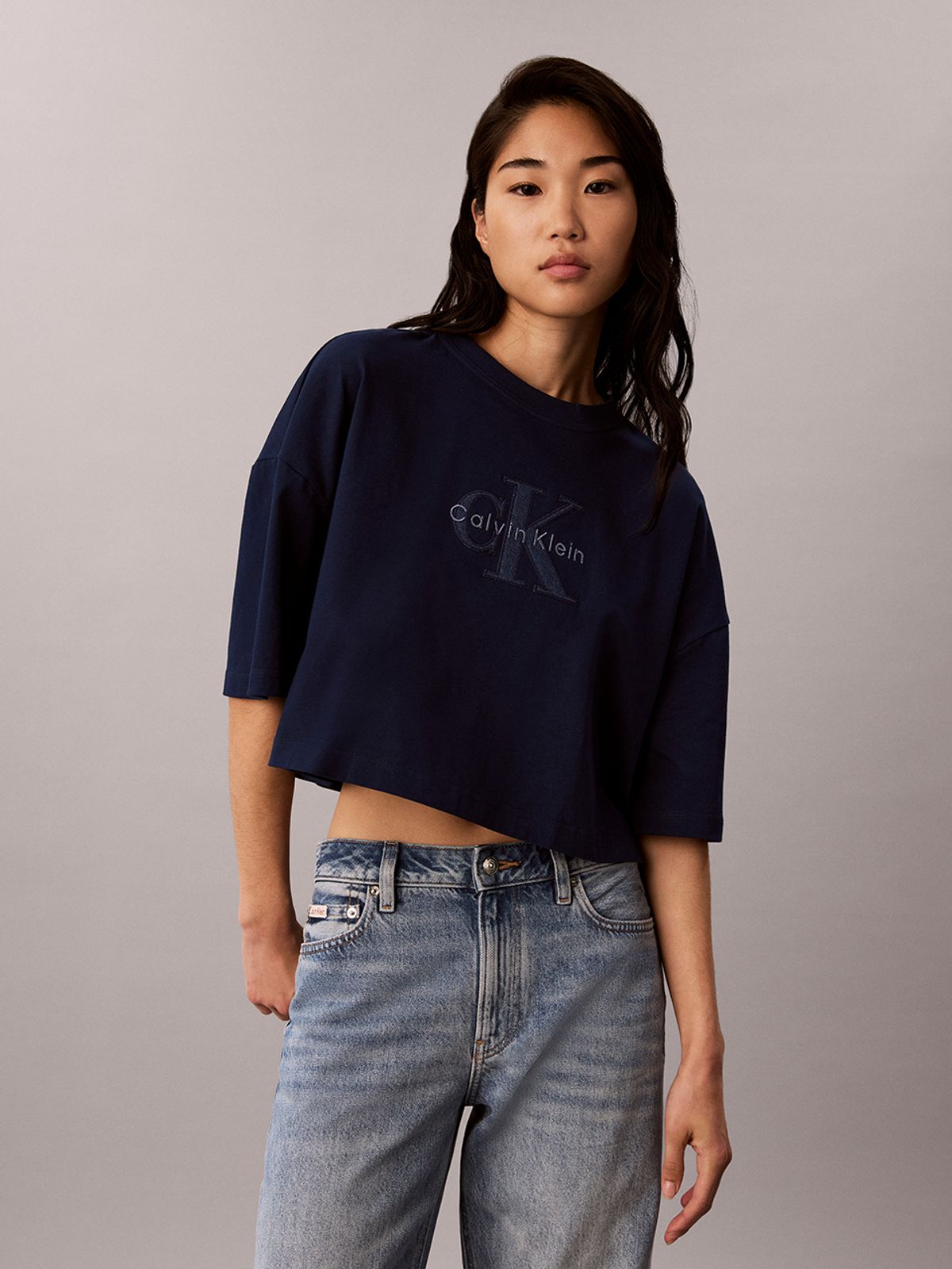 캘빈클라인 진(CALVIN KLEIN JEANS) 여성 모노로고 데님 아플리케 크롭 티셔츠 47H820G VU5