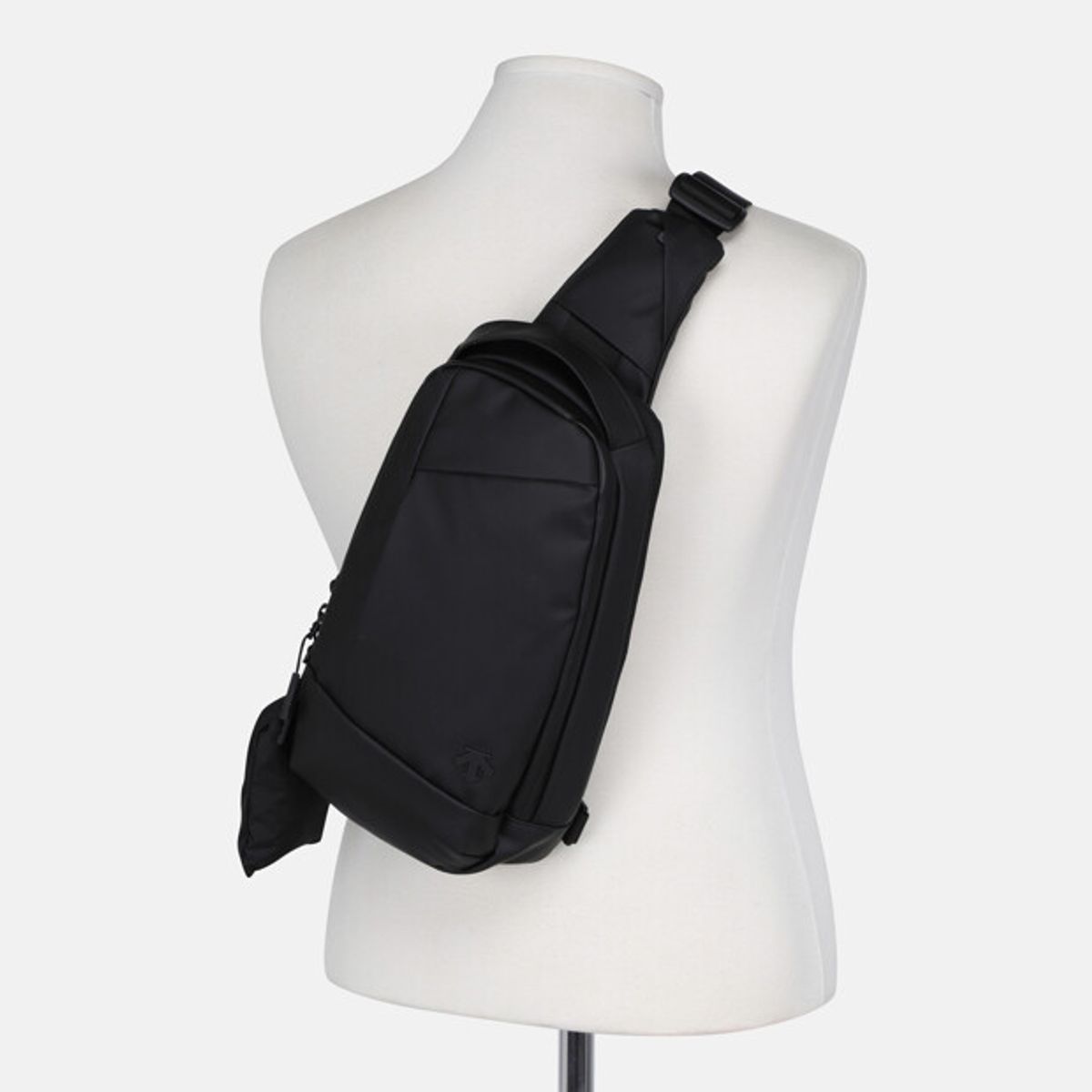 데상트(DESCENTE) 미디움 웨더프루프 슬링백 블랙 B 타입 SR323DBG70