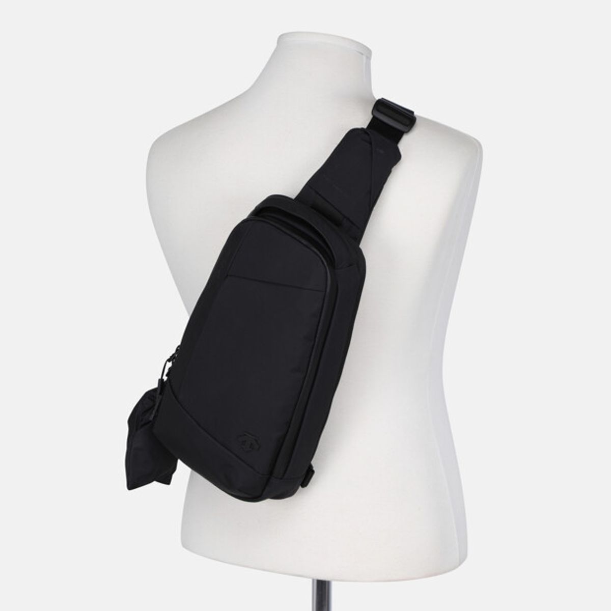 데상트(DESCENTE) 미디움 웨더프루프 슬링백 블랙 A 타입 SR323DBG70