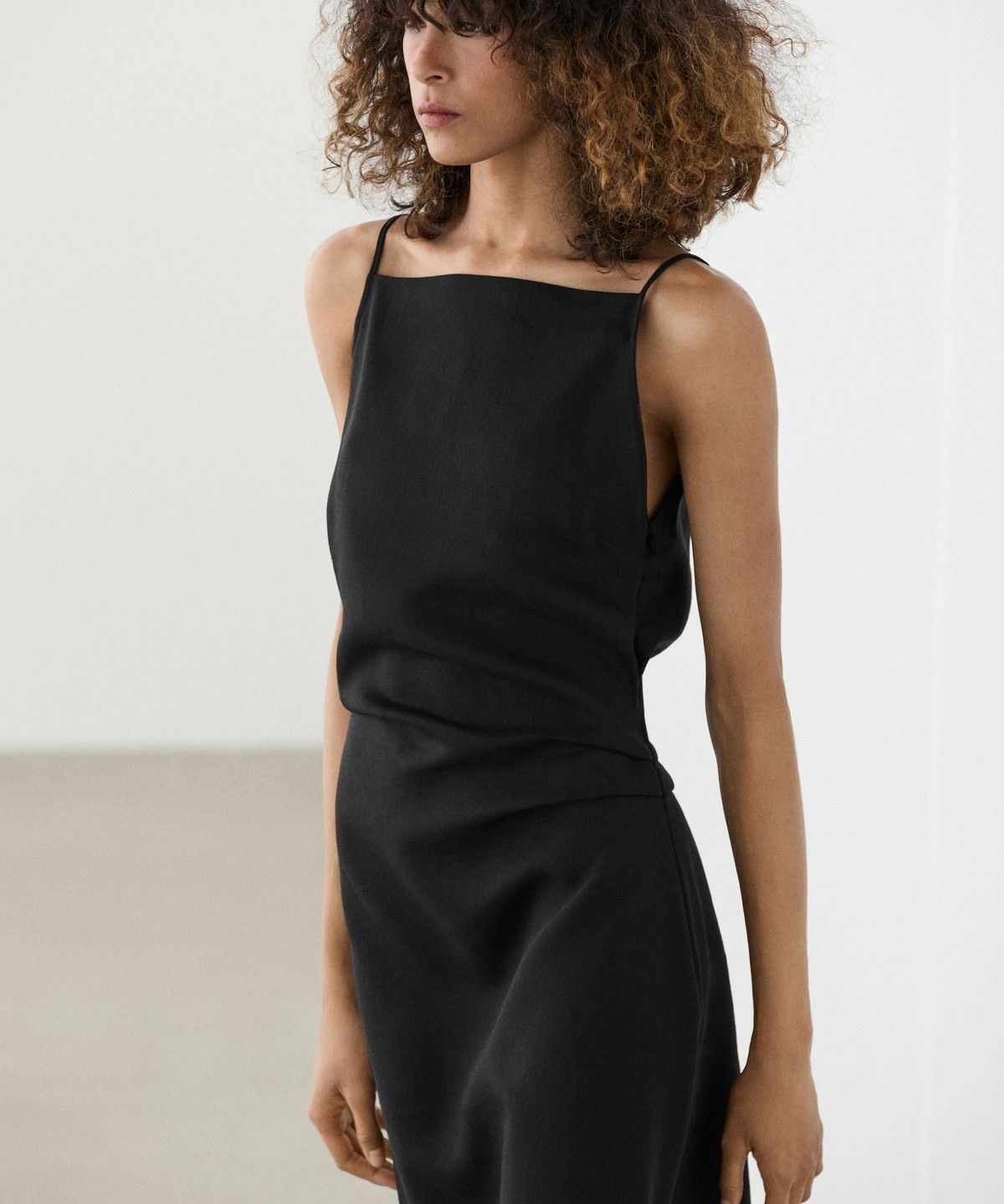 마시모두띠(MASSIMO DUTTI) 린넨 혼방 스트랩 미디 원피스