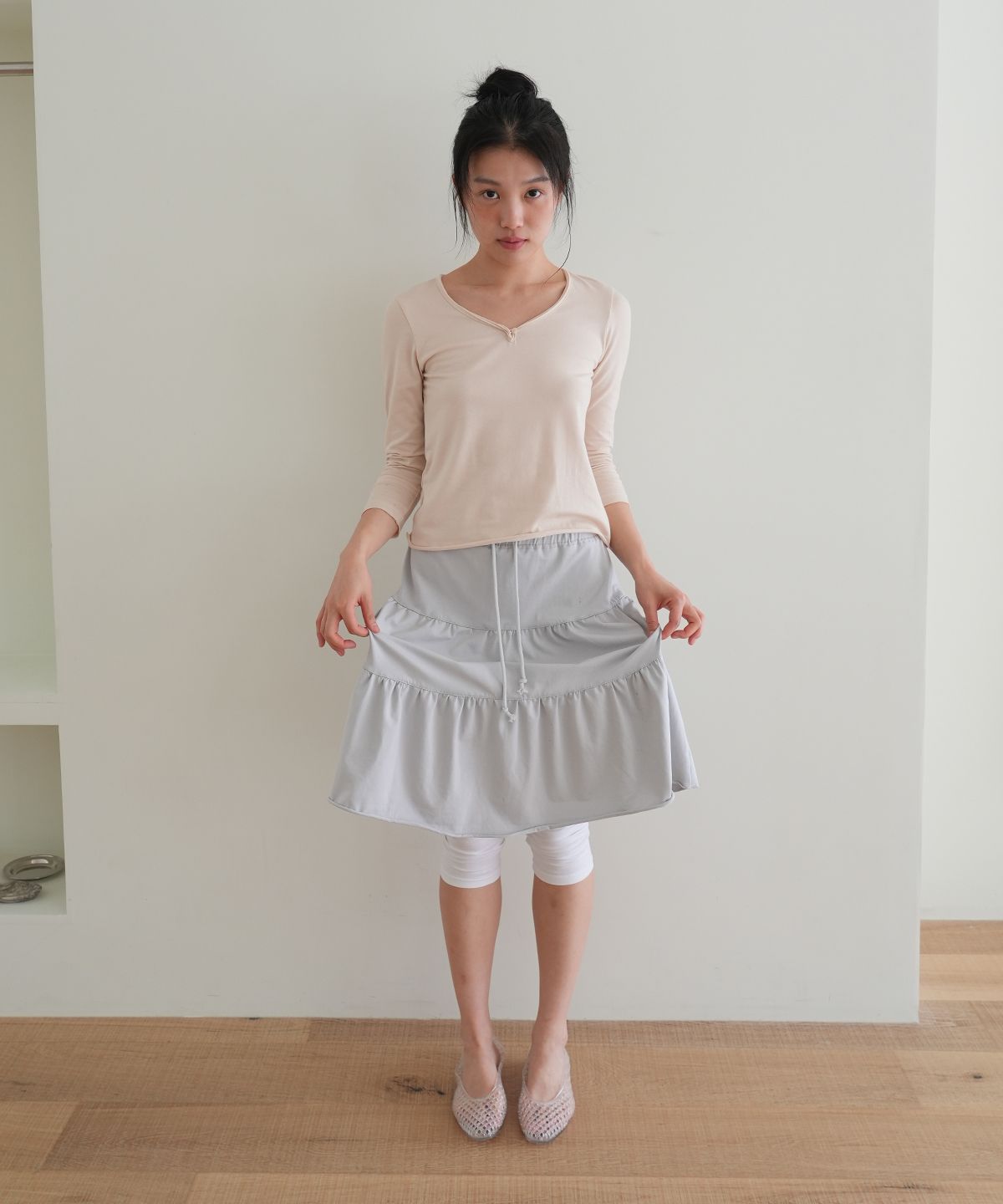 나츠(NAATS) Shrring mid skirt, light gray