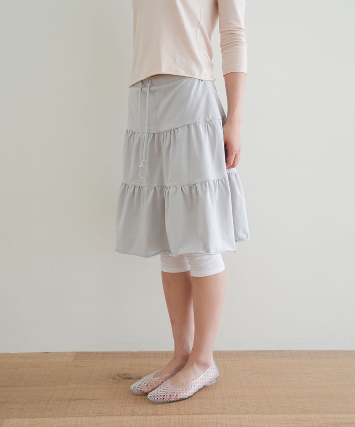 나츠(NAATS) Shrring mid skirt, light gray