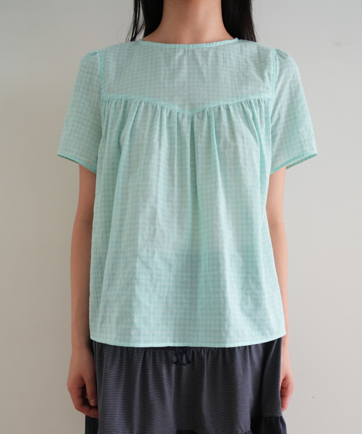 나츠(NAATS) Check shirring half blouse, mint