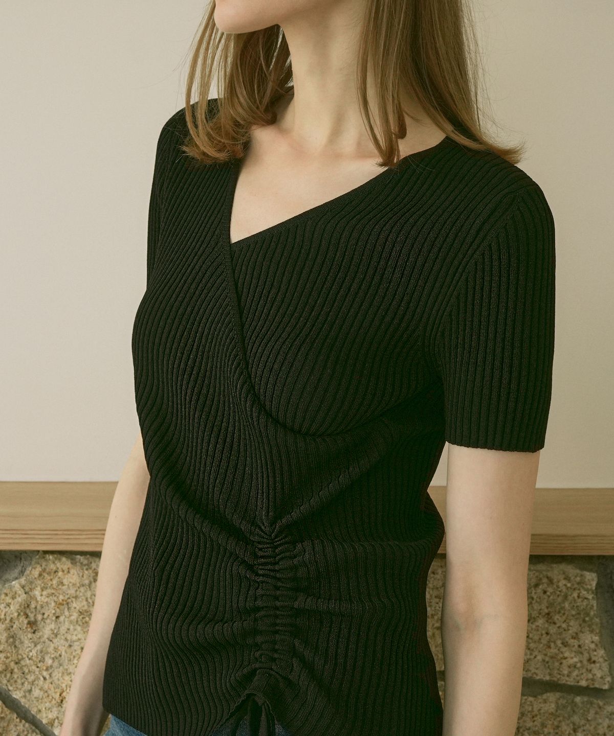 블레티(VLETI) Viscose Wrap-Style V-Neck Shirring Ribbed Knit (black)
