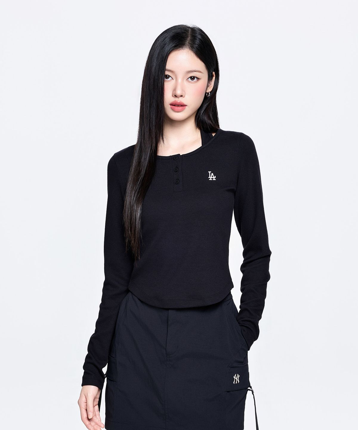 엠엘비(MLB) 여성 베이직 헨리넥 레이어드 슬림 세미크롭 긴팔 티셔츠 LA (Black)