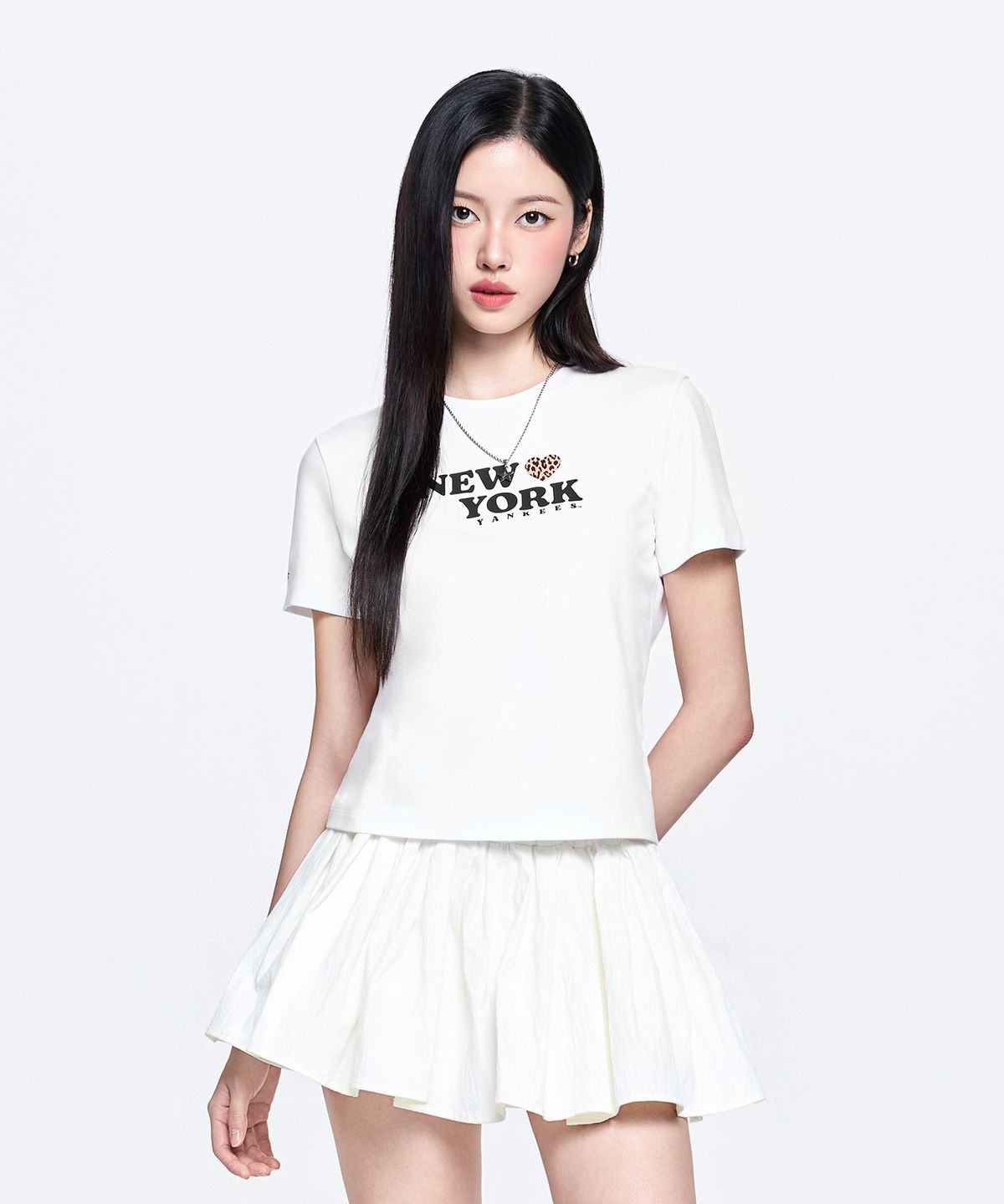 엠엘비(MLB) 여성 레오파드 하트 레터링 슬림 세미 크롭 반팔 티셔츠 NY (White)