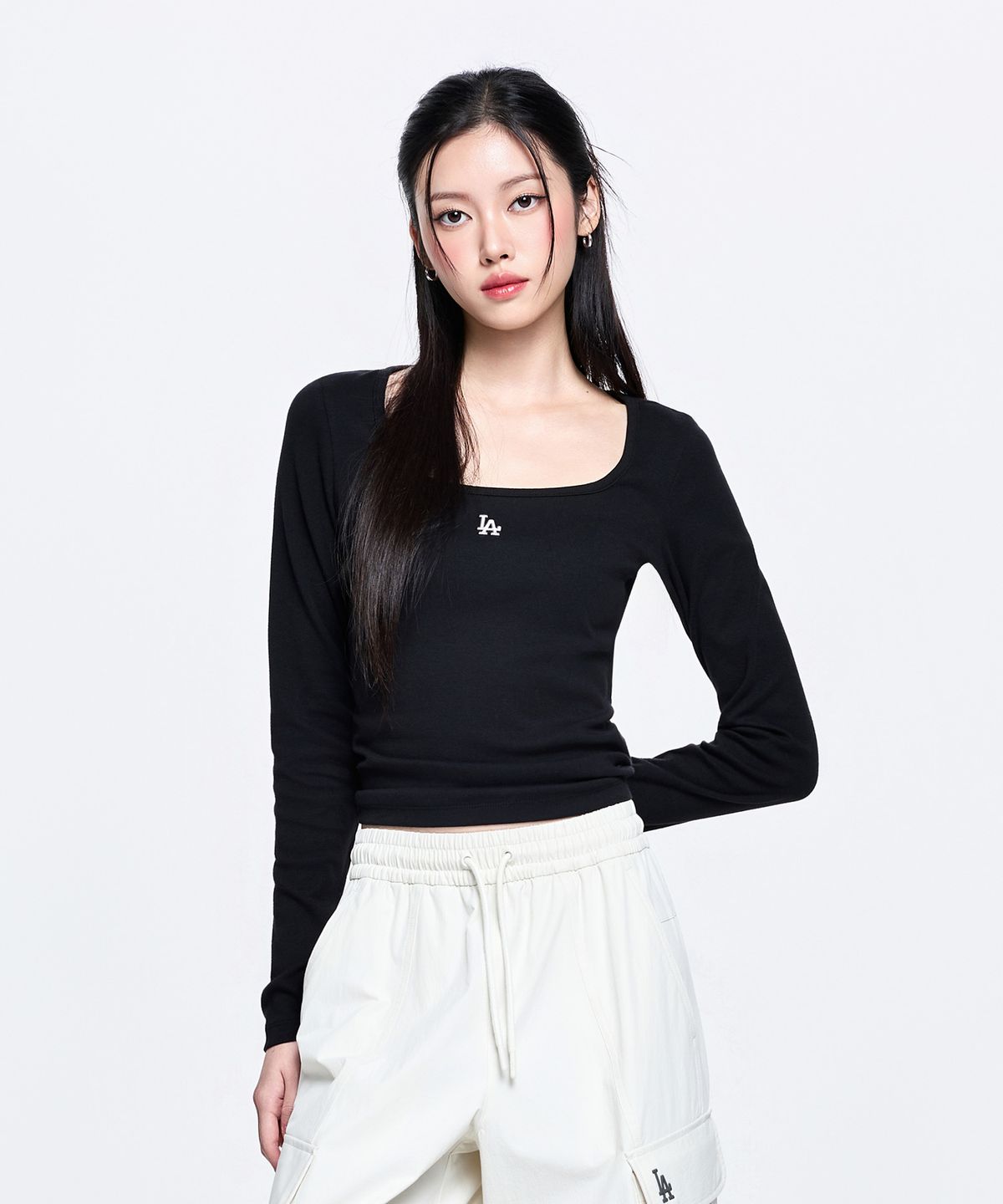엠엘비(MLB) 여성 베이직 슬림 세미크롭 스퀘어넥 긴팔 티셔츠 LA (Black)