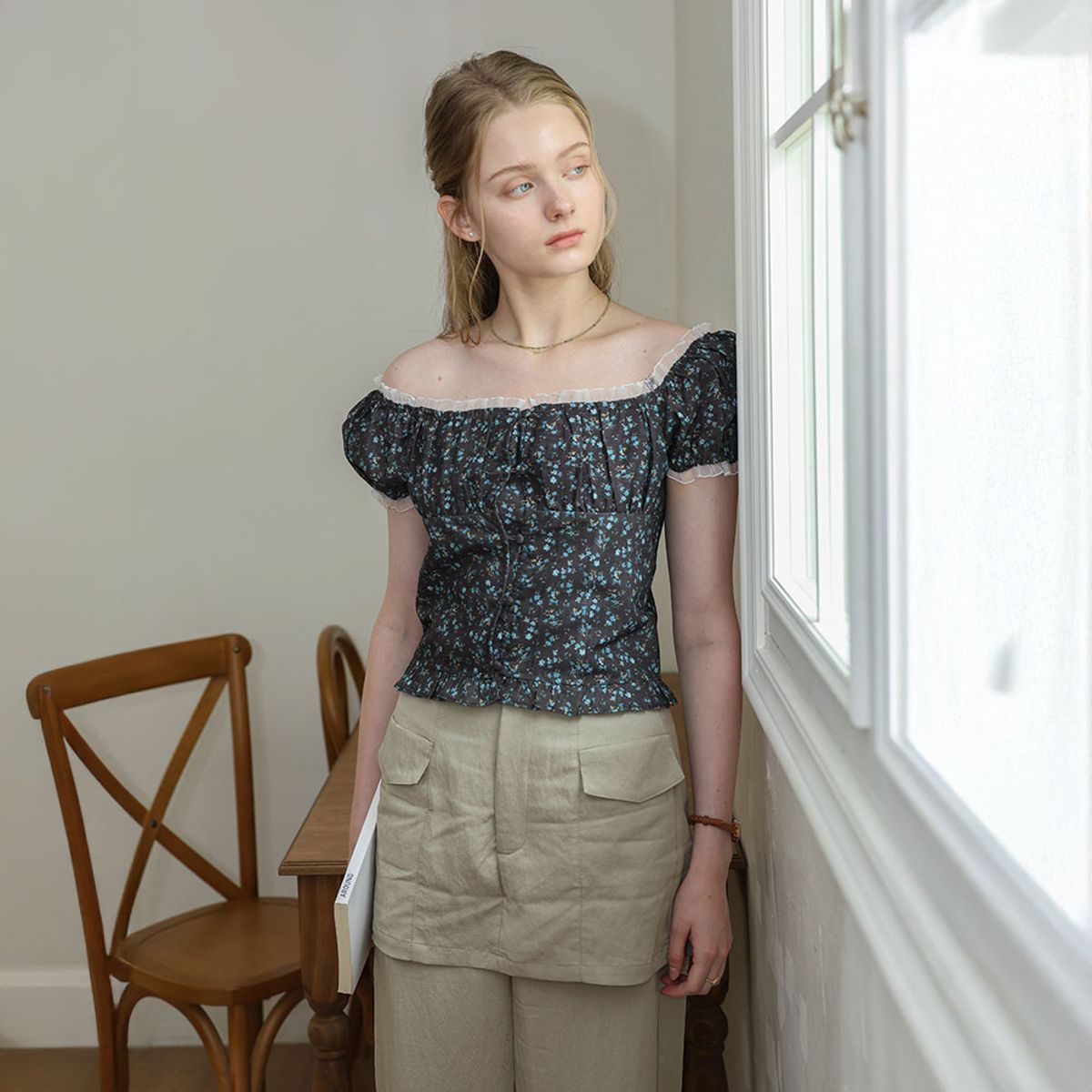 던드롭(DUNDROP) DD_Floral smocked puff sleeve top_DARK BROWN