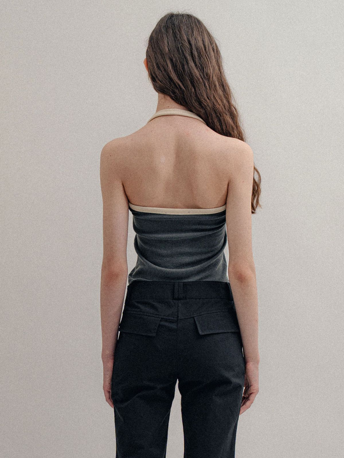 비수스(VISUS) Ribbed Halter Top_Charcoal