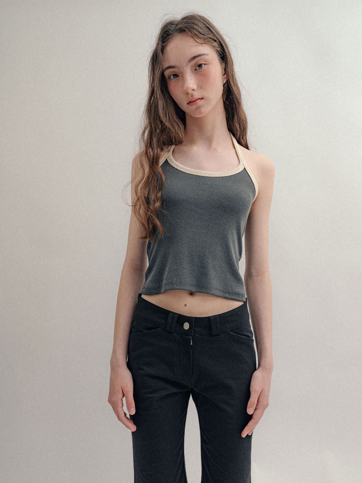 비수스(VISUS) Ribbed Halter Top_Charcoal