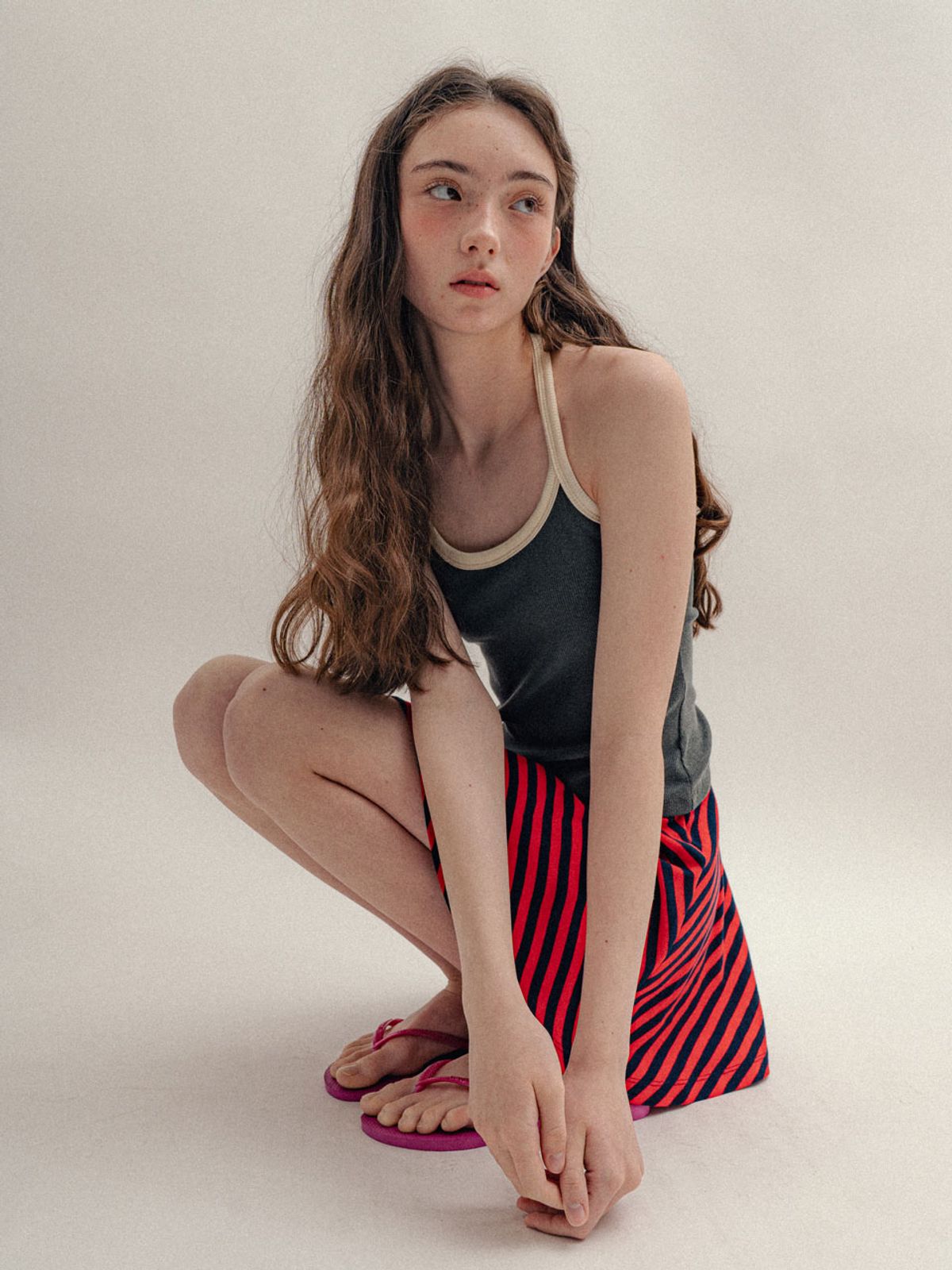 비수스(VISUS) Ribbed Halter Top_Charcoal
