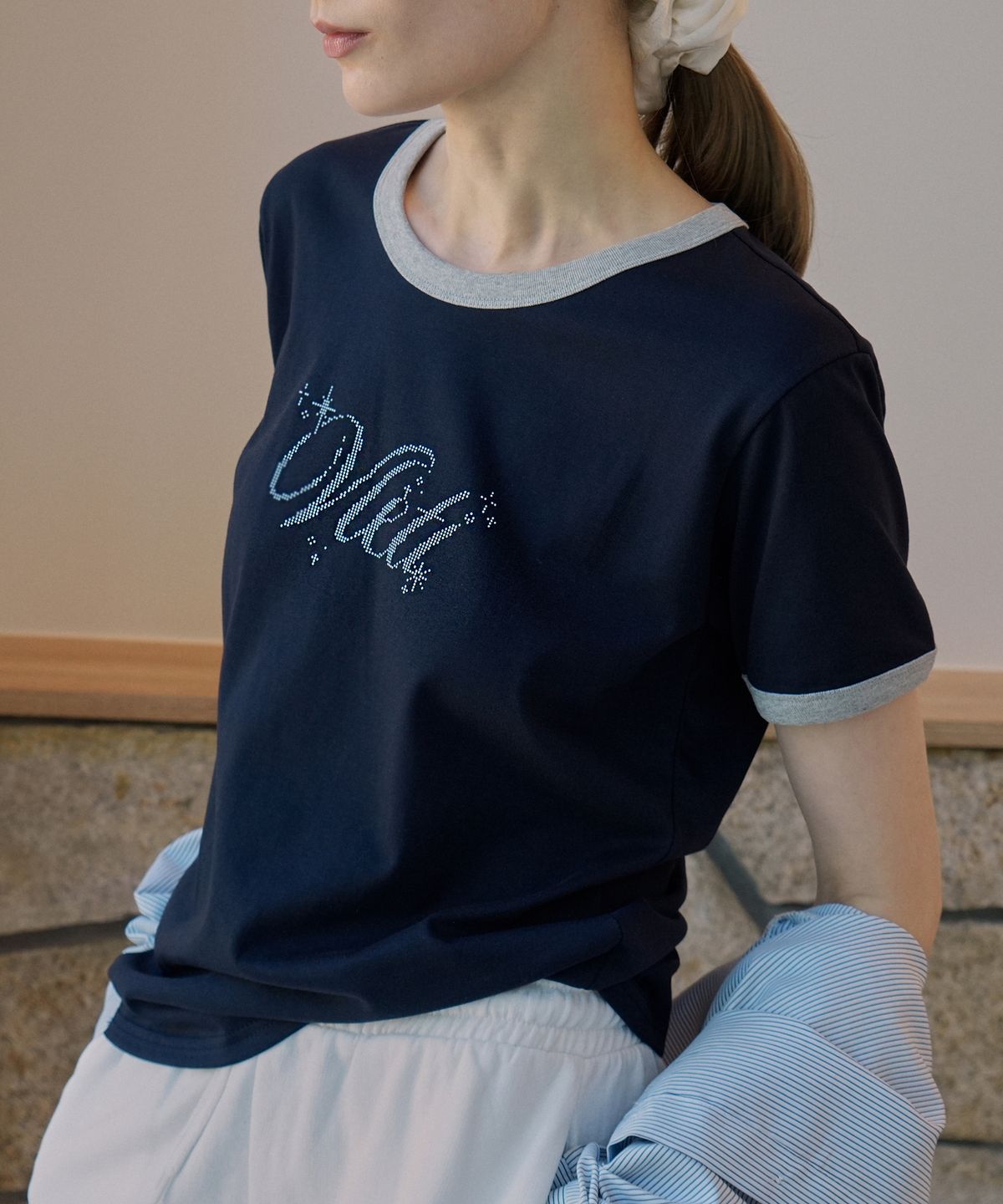 블레티(VLETI) Cotton Twinkle Lettering Contrast Detail T-Shirt (navy)
