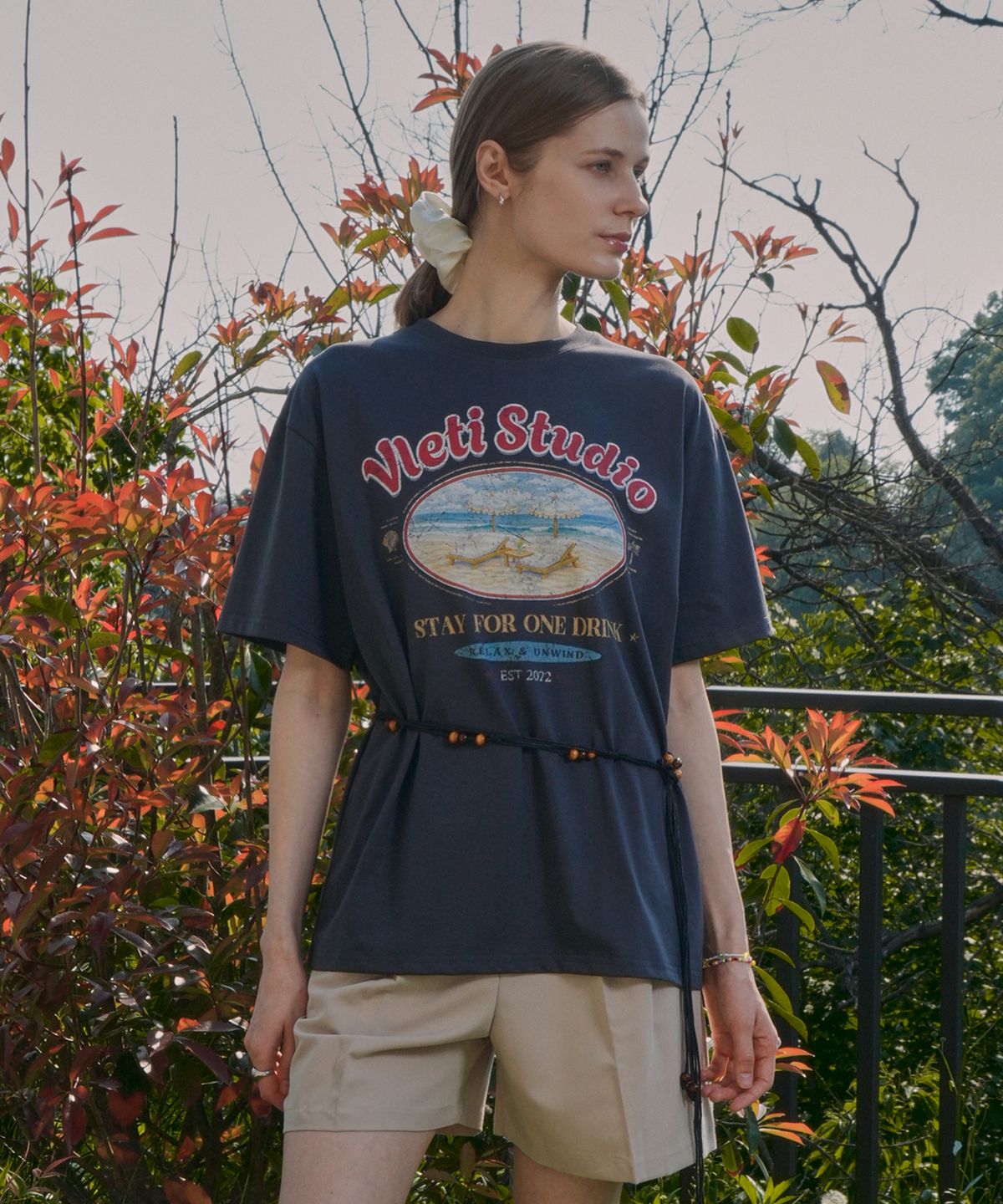 블레티(VLETI) Cotton Oversized Beach&Lettering Print Tee (charcoal)