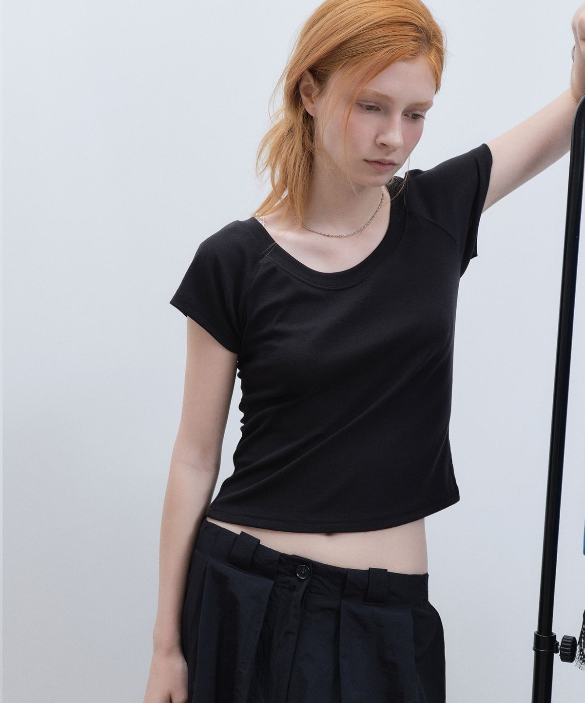 닉앤니콜(NICK&NICOLE) RAGLAN SCOOP NECK TOP_BLACK