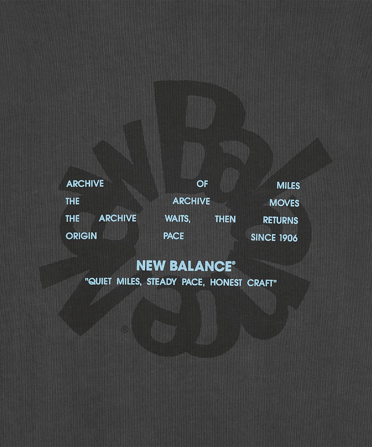 뉴발란스(NEW BALANCE) NBNDG31723 / UNI Archive Pace Circle 그래픽 긴팔티 (CHARCOAL)