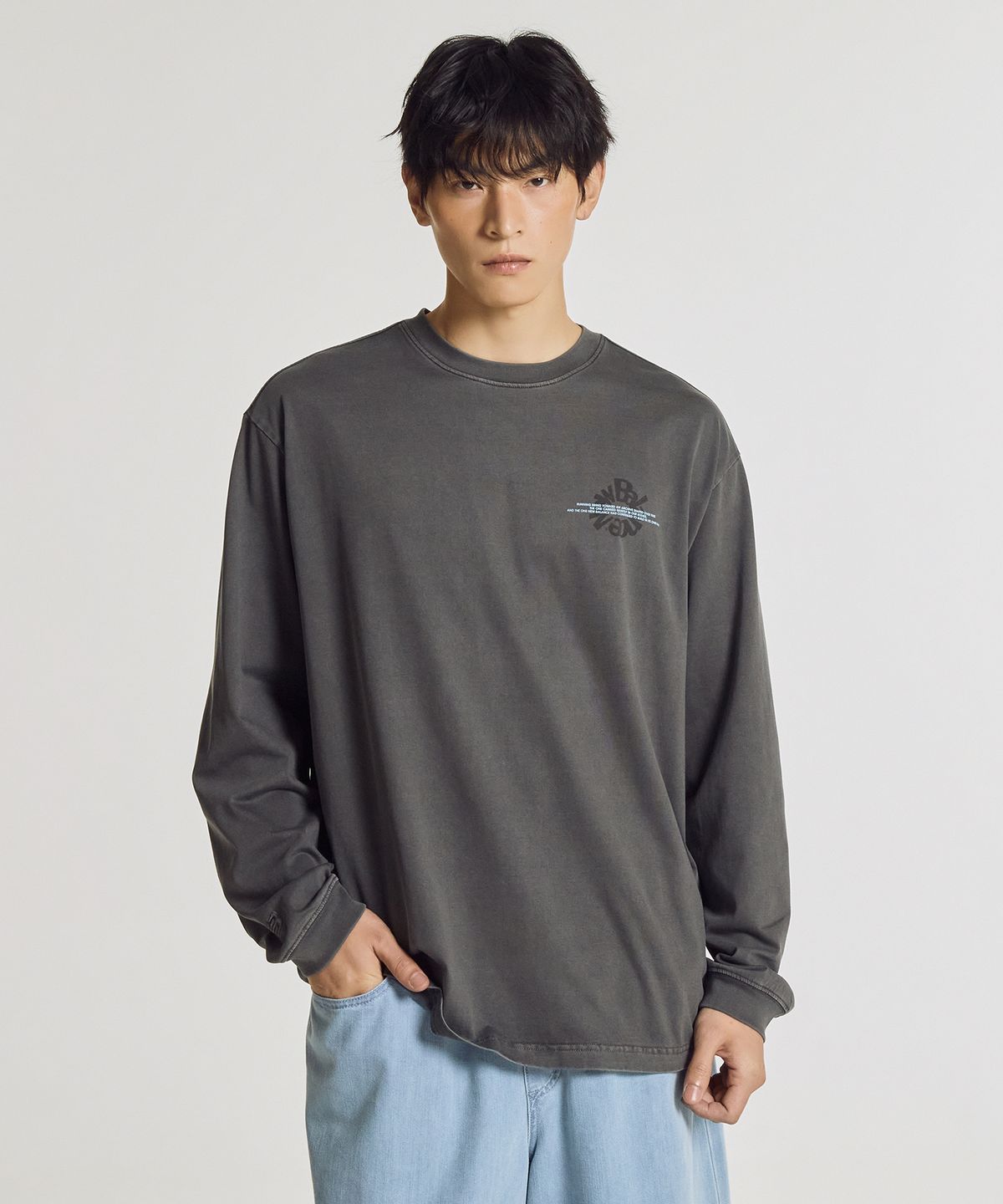 뉴발란스(NEW BALANCE) NBNDG31723 / UNI Archive Pace Circle 그래픽 긴팔티 (CHARCOAL)