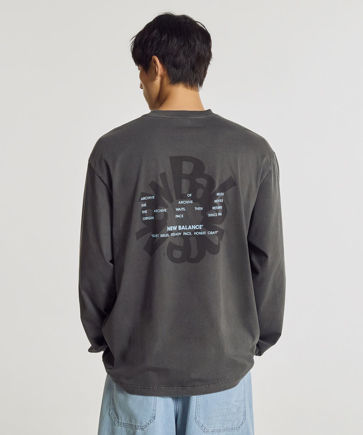 뉴발란스(NEW BALANCE) NBNDG31723 / UNI Archive Pace Circle 그래픽 긴팔티 (CHARCOAL)