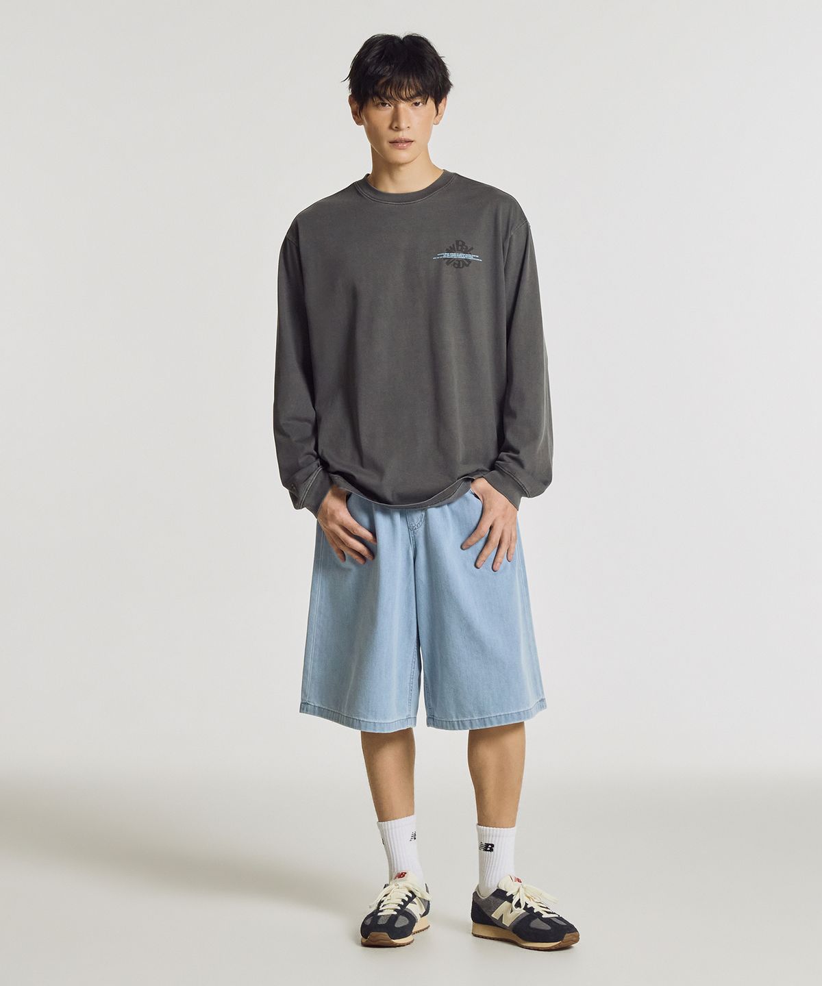 뉴발란스(NEW BALANCE) NBNDG31723 / UNI Archive Pace Circle 그래픽 긴팔티 (CHARCOAL)