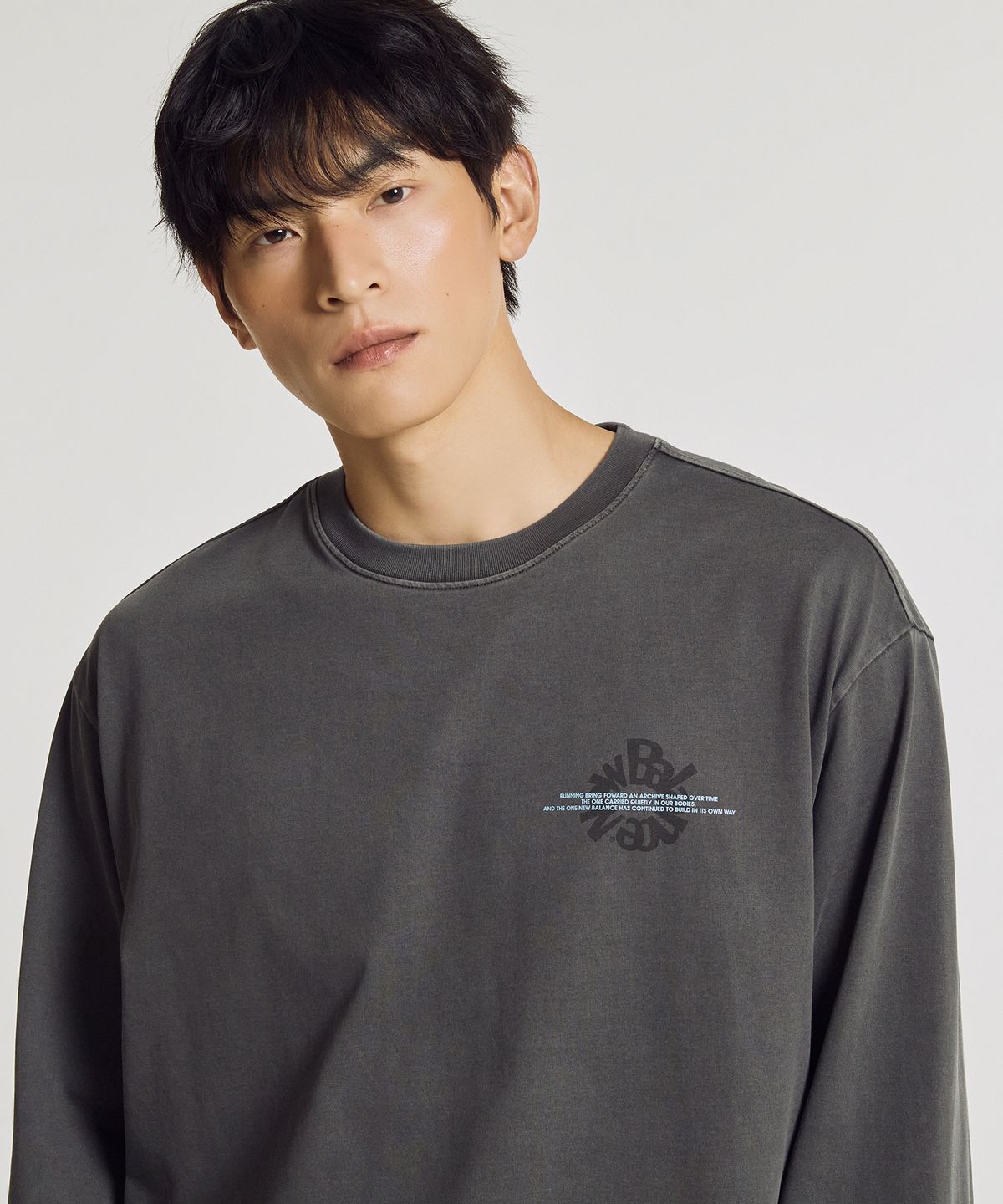 뉴발란스(NEW BALANCE) NBNDG31723 / UNI Archive Pace Circle 그래픽 긴팔티 (CHARCOAL)