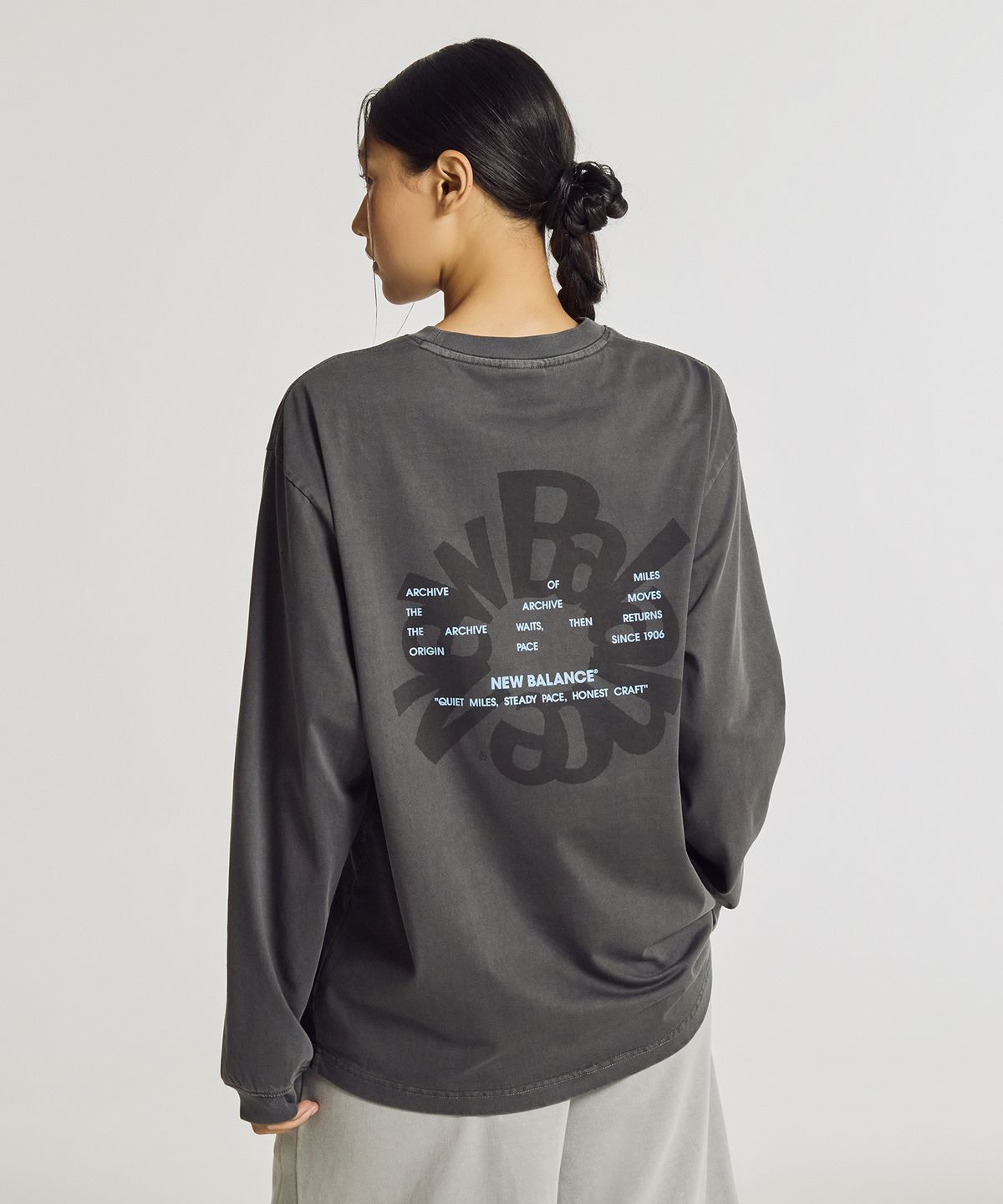뉴발란스(NEW BALANCE) NBNDG31723 / UNI Archive Pace Circle 그래픽 긴팔티 (CHARCOAL)