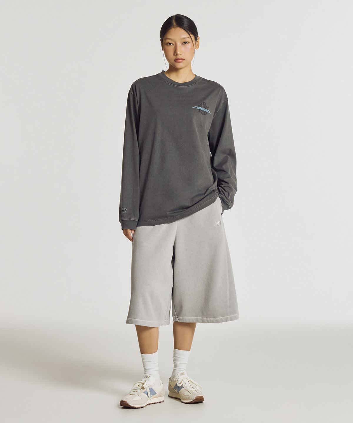 뉴발란스(NEW BALANCE) NBNDG31723 / UNI Archive Pace Circle 그래픽 긴팔티 (CHARCOAL)