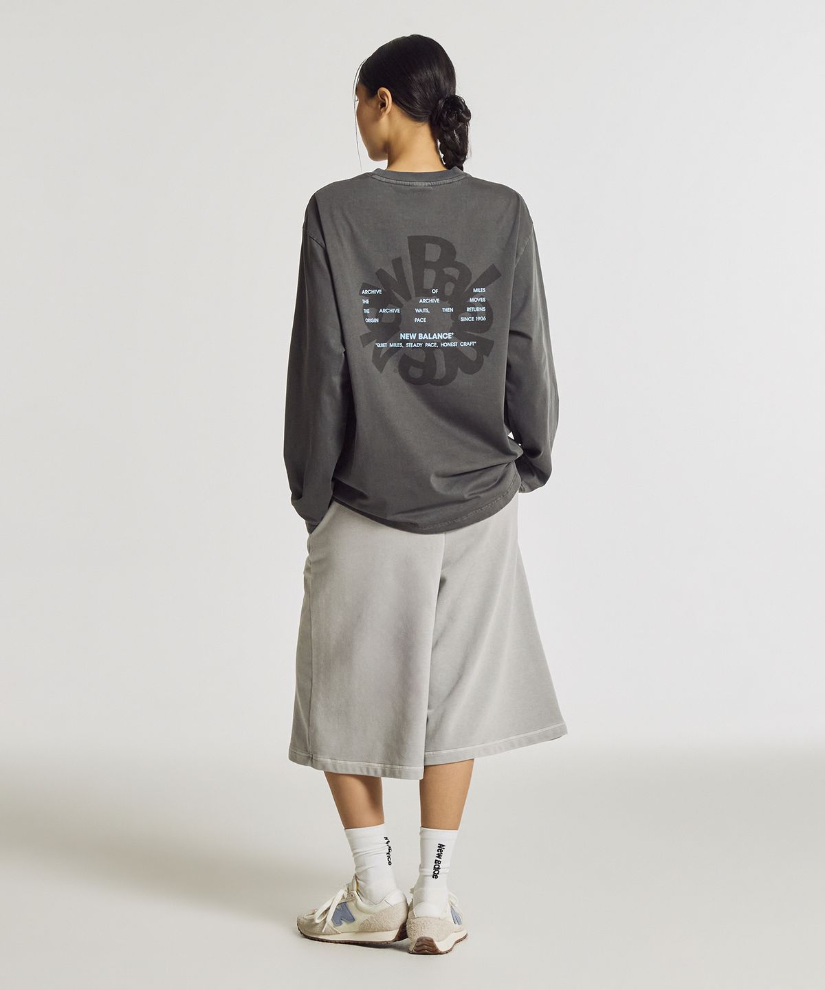 뉴발란스(NEW BALANCE) NBNDG31723 / UNI Archive Pace Circle 그래픽 긴팔티 (CHARCOAL)